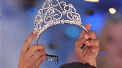 أغرب تصرف من زوج بحفل تتويج ملكة جمال المتحولين جنسيا