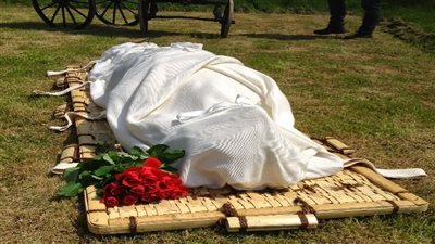 ما فائدة الكفن طالما يُحشر الناس عراة؟ علي جمعة يجيب (فيديو)