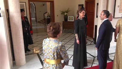 الملكة رانيا تخطف الأنظار بإطلالة من ديور بحفل زفاف ولي العهد الأمير الحسين