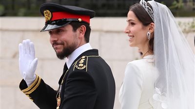 تيجان ملكية زينت رؤوس الملكات والأميرات بحفل زفاف ولي عهد الأردن 