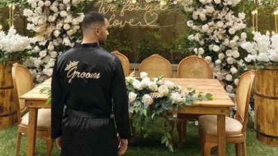 رامز أمير يتحدي العواصف الترابية ويحتفل بزفافه والصقر على كتفه