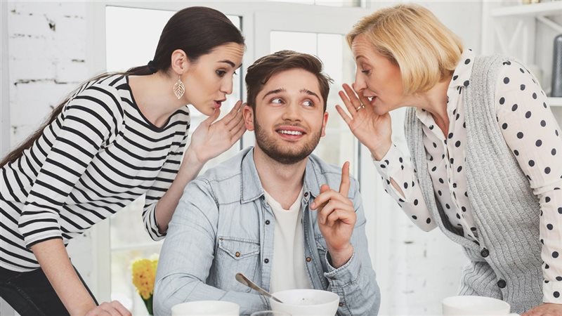 محتار بين زوجته وأمه