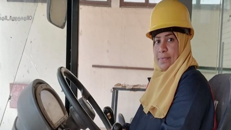 أول سائقة لودر