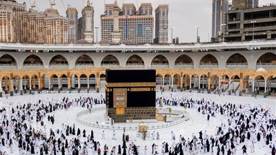 حكم انتعال الكروكس أثناء الحج وارتداء المرأة الكمامة والجوانتي