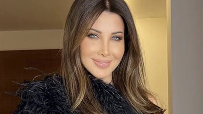 إطلالة جريئة ومثيرة للنجمة نانسي عجرم بظهر مكشوف