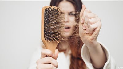 5 أخطاء تتلف شعرك عند استخدام الفرشاة
