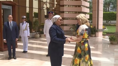 كيف ودعت السيدة انتصار السيسي جيل بايدن في نهاية زيارتها لمصر؟ (صور وفيديو)