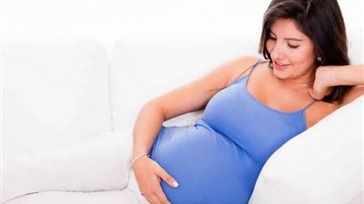 5 أفكار لإطلالة المرأة الحامل تناسب شكل الجسم والحالة النفسية