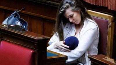 5 قصص مؤثرة| نائبة ترضع طفلها في البرلمان (فيديو)