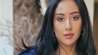 الفنانة الكويتية فرح الهادي تنهار باكية في بث مباشر لسبب صادم