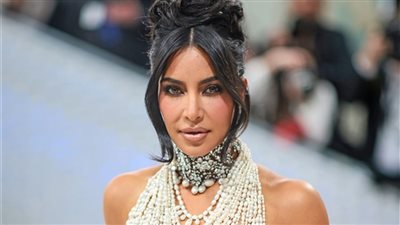 كيم كارداشيان تسخر من العلاقات العاطفية لشقيقتها كيندال