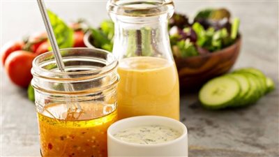 4 وصفات صحية لتتبيل السلطات «الدريسينج» سريعة التحضير