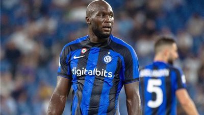 السوشيال ميديا تفتح النار على لوكاكو بسبب هذه الصورة