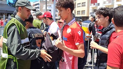 اشتباكات بين الجماهير المغربية وقوات الأمن قبل مباراة الأهلي والوداد (صور)