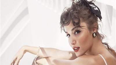 الحسناء هاندا آرتشيل تفاجئ محبيها بإطلاة ناعمة في حفل زفاف