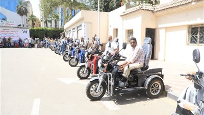 محافظ الجيزة يسلم 39 كرسيًا كهربائيًا و18 موتوسيكل لذوي الهمم (صور)