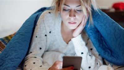 استشاري نفسي يكشف خطورة استخدام الهاتف المحمول كثيرا ليلا  