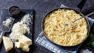 طريقة عمل مكرونة كاشيو إي بيبي لغداء سريع