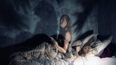 رجل: رأيت أمي بدون ملابس بالمنام دون أن تراني فما تفسير الحلم؟