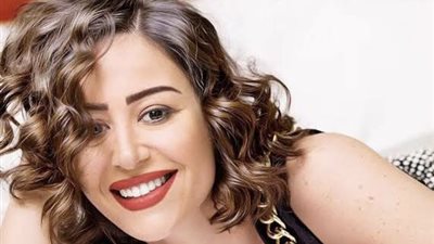 منة شلبي بالأحمر المثير في أحدث جلسة تصوير بعد غياب (صور)