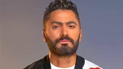 جمهور تونس يستقبل تامر حسني بالطبل (فيديو)