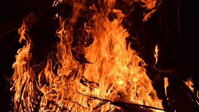 تفسير حلم خروج النار والدخان من البيت يبشر بالحج