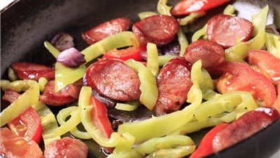 طريقة عمل السوسيس بالبصل لأكلة خفيفة