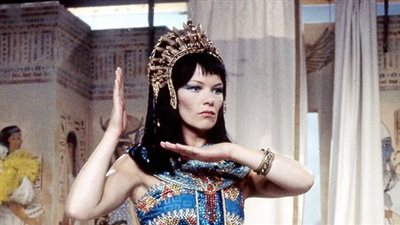 وفاة الفنانة البريطانية جليندا جاكسون صاحبة دور «كليوباترا» بعمر 87 عامًا