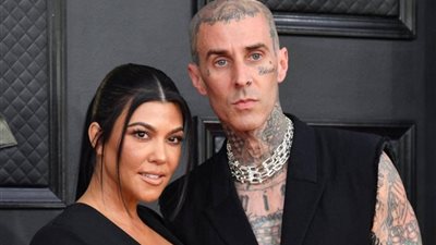 كورتني كارداشيان تعلن حملها وتفاجئ زوجها بطريقة غريبة (فيديو)