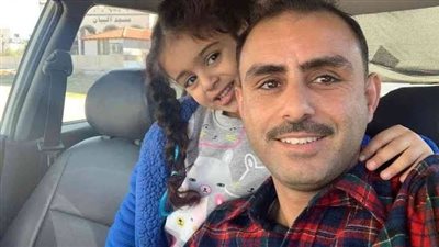 أب أردني يخطف القلوب بتصرف عفوي في حفل تخرج ابنته (فيديو)