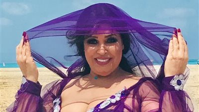 فيفي عبده «حافية» وبملابس النوم في أحد فنادق السعودية «ما القصة»؟ (فيديو)