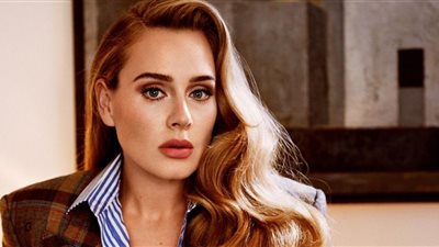  أديل تشعل الجدل مجددًا بشعار المثليين