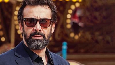 نجل كريم عبد العزيز يخطف الأنظار في ظهور نادر مع والده (صور)