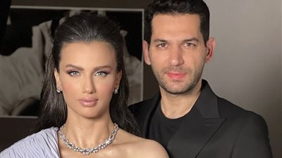 مراد يلدريم وملكة جمال المغرب يحتفلان بعقيقة ابنتهما (فيديو)