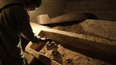 سيدة: رأيت زوجي يستخرج الآثار من تحت المنزل في المنام فما تفسير الحلم؟