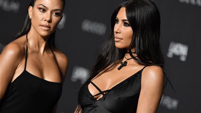 كورتني كاردشيان تفتح النار على شقيقتها كيم وتتهمها بسرقة الأضواء منها