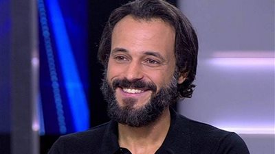 يوسف الشريف يكشف عن الراكون ببوستر غريب ويروج لمسلسل رمضان 2024