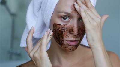 خلطات سحرية لمقشر القهوة تضمن لكي بشرة نضرة قبل عيد الأضحى 2023