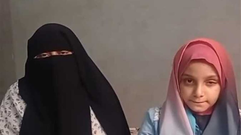 الطفلة هنا ووالدتها