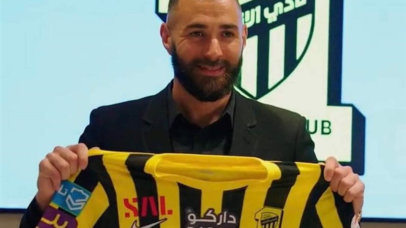 كريم بنزيما يتعاقد