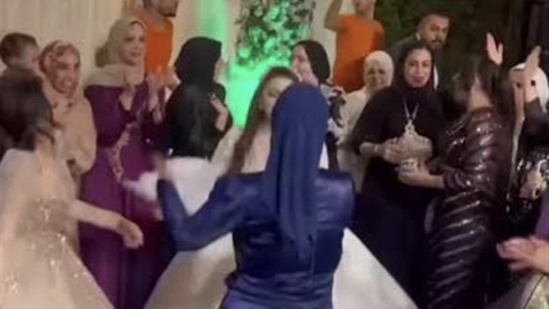 صاحبة الفستان الأزرق