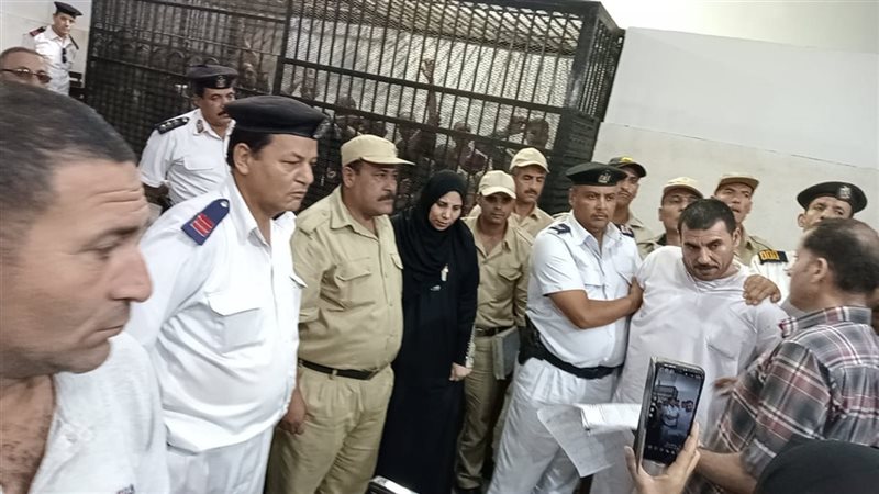 محاكمة متهمة وعشيقها