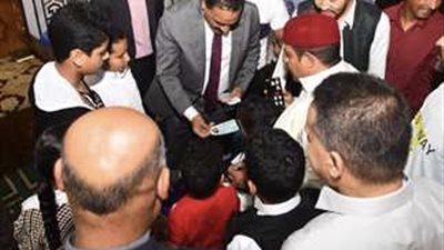 محافظ مطروح يوزع الهدايا والعيديات على الأطفال بعد صلاة العيد 