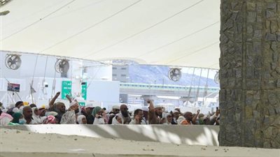 ما مصير «الجمرات» بعد أن يلقيها ضيوف الرحمن أثناء الحج؟ (صور)