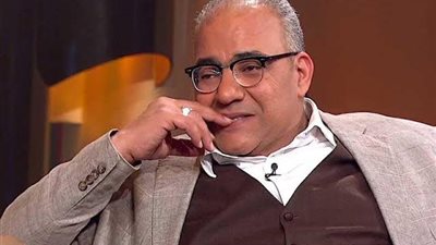 بيومي فؤاد يتعرض لوعكة صحية ويغادر البلاد للعلاج