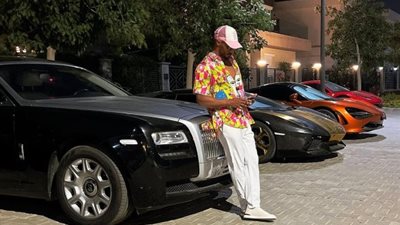 محمد رمضان يستعرض أسطول سياراته أمام منزله في عيد الأضحى (صور)