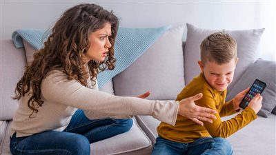 نصائح تساعد على منع إدمان أطفالك للشاشات الإلكترونية وتجنب أضرارها