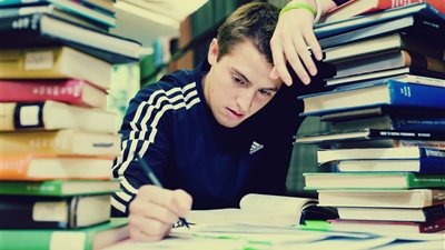 في بيتنا طالب ثانوي| تحذير لأولياء الأمور: ابنك «بيشتغلك» ومش بيذاكر