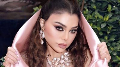 هيفاء وهبي بإطلالة مثيرة في حفل زفاف غنى الغندور (صور)