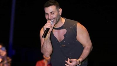 القصة الكاملة لانفعال أحمد سعد على منظمة حفله في تونس (فيديو)